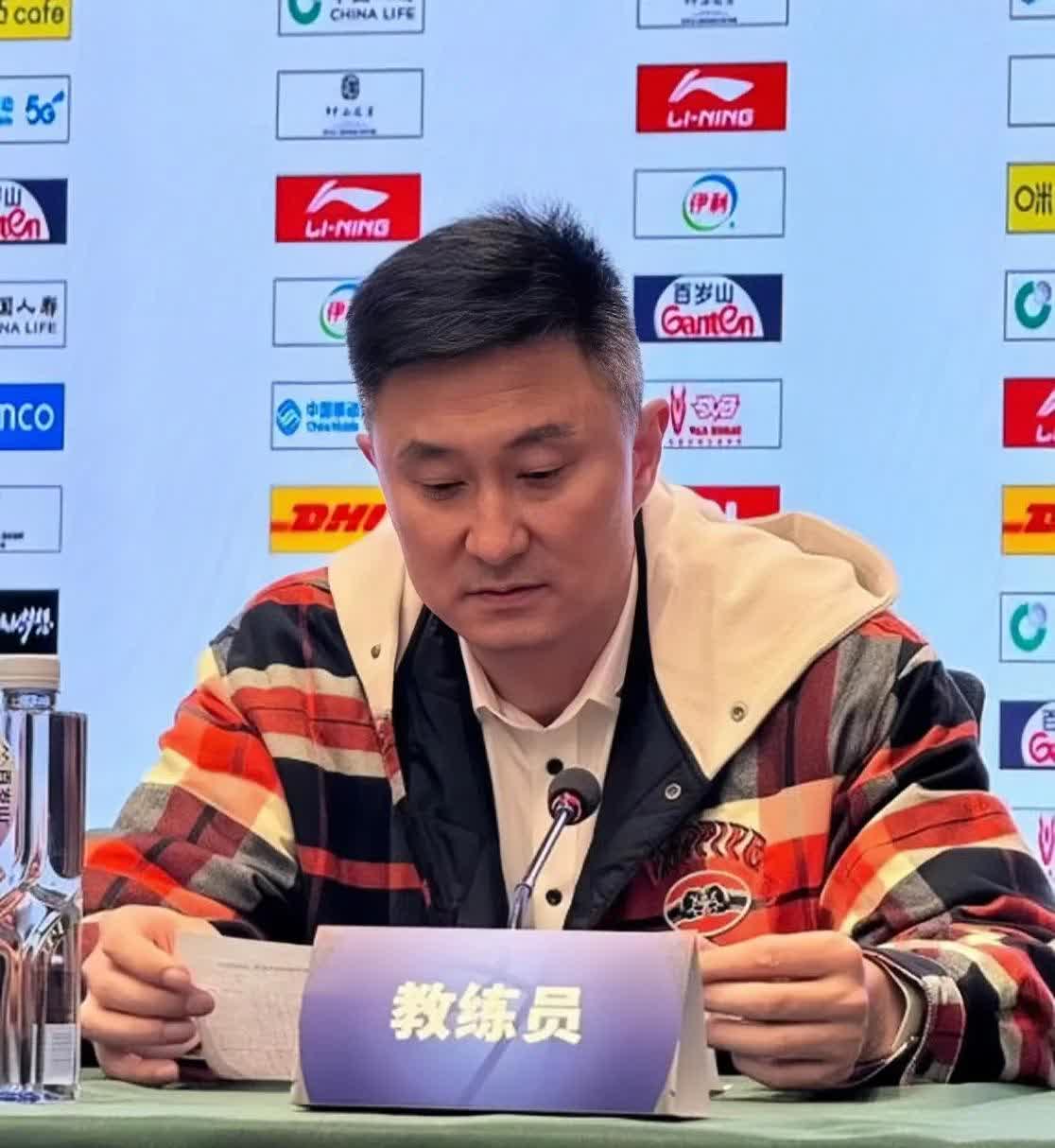 包含教练组赛前策略频频调整，备战困难重重的词条