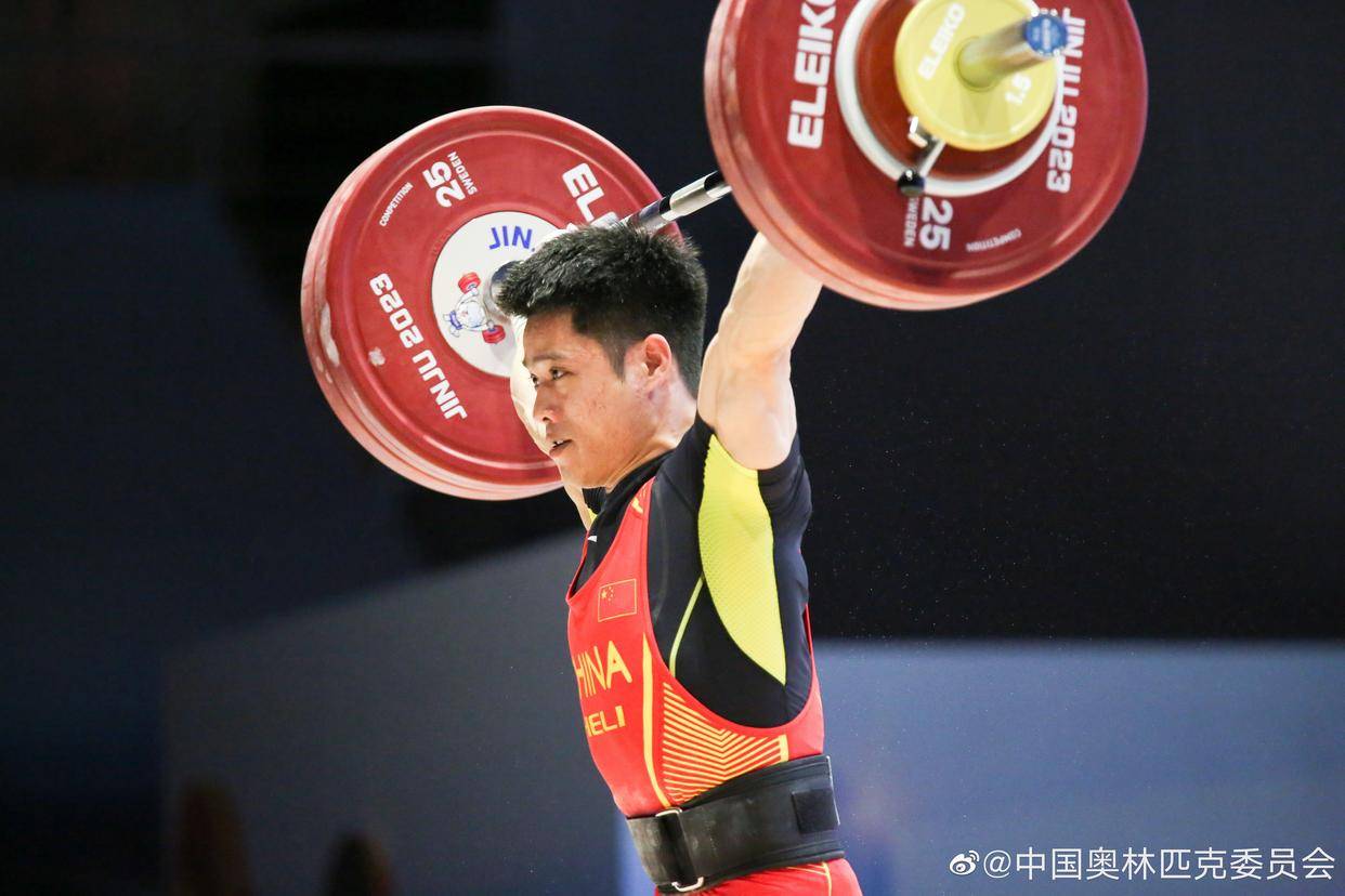 乐动体育官方入口-中国举重队员表现出色，团体获强势领先