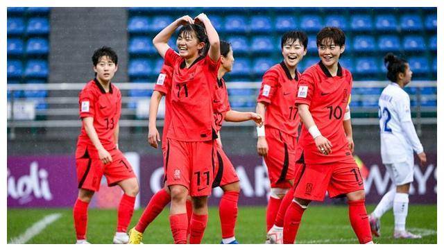 女足比赛赛场上演精彩对攻，观众情绪高涨