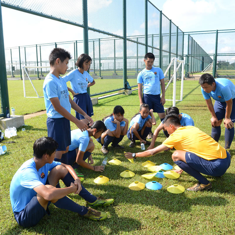 乐动体育下载-法国名宿举办青训足球夏令营传授足球经验