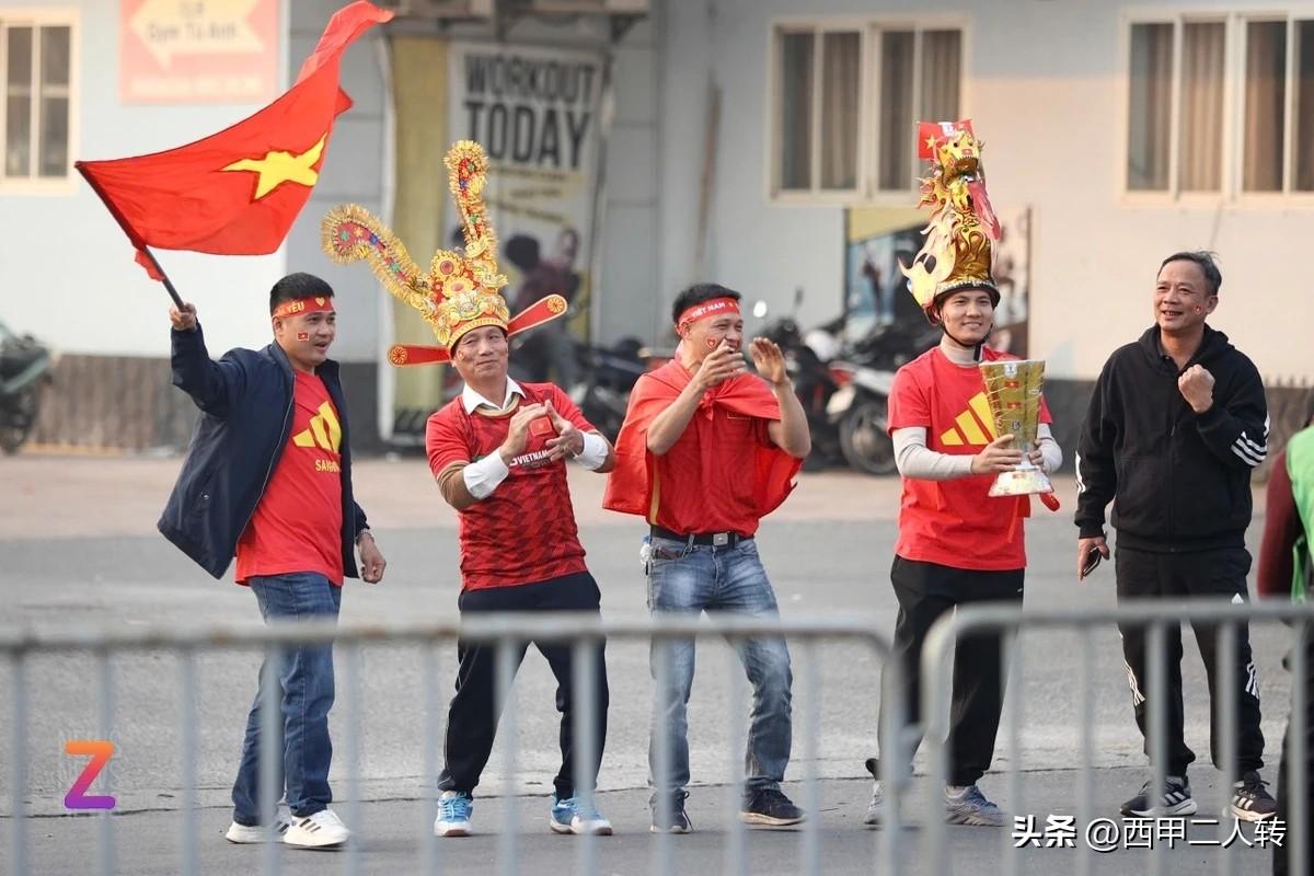 赛事精彩！球迷狂热支持着爱队